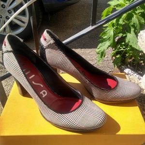 Ladies black plaid fabric pumps, size 7.5M.